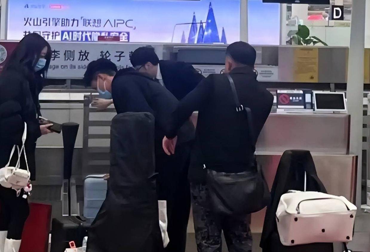 现身机场，赵睿恋情曝光？女方长发，手握名牌包包，颜值惊艳