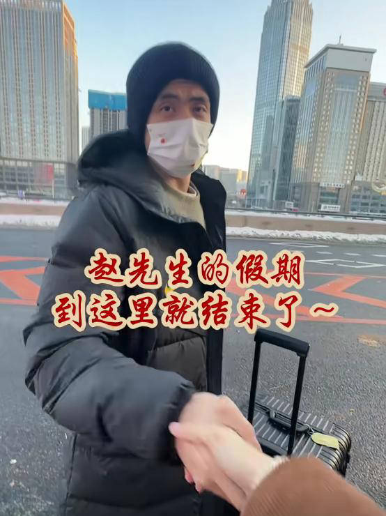 男篮集结：赵继伟妻子亲送，付豪风头正，周琦儿子感动泪下