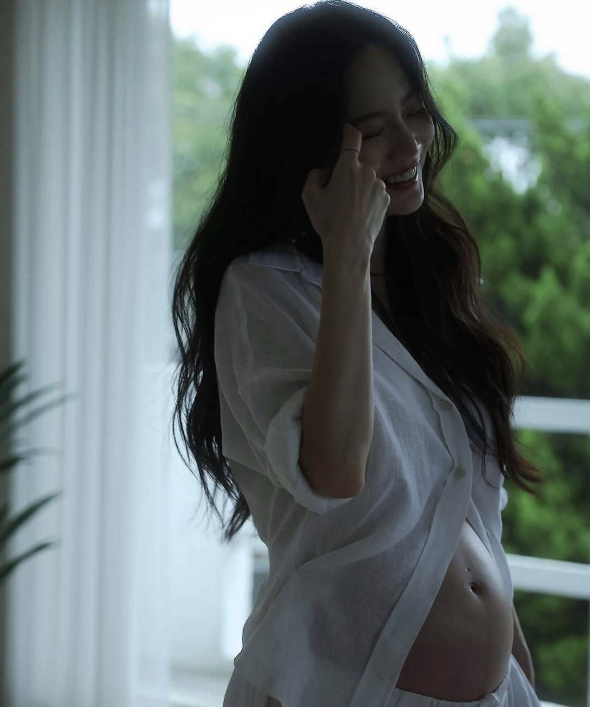 孕肚照背后的故事:曾之乔的坦诚与社会对孕妇的期待