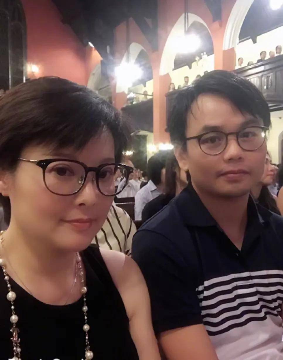 袁立陪老公梁太平湖南过年,又胖又老无儿无女,三婚终究让她妥协