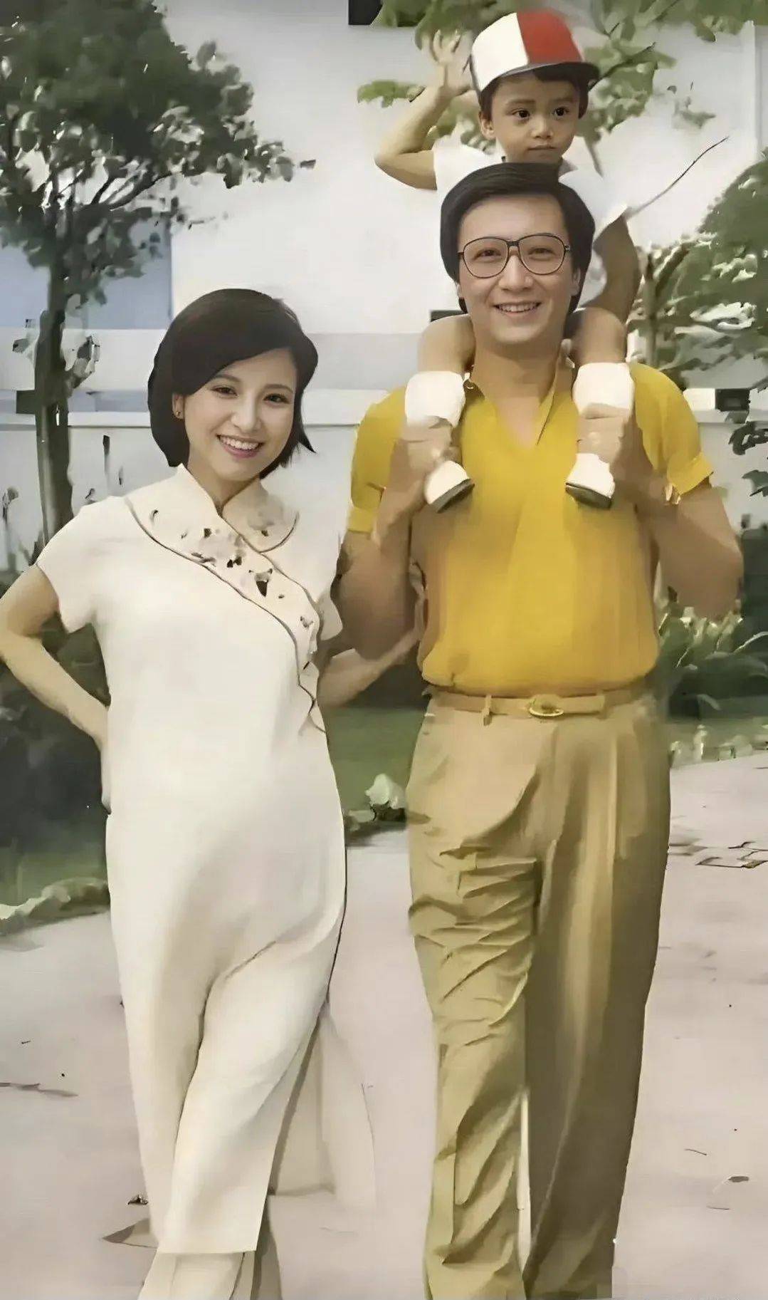 林家栋给干爹拜年,89岁谢贤正襟危坐表情严肃,网友直呼老了很多