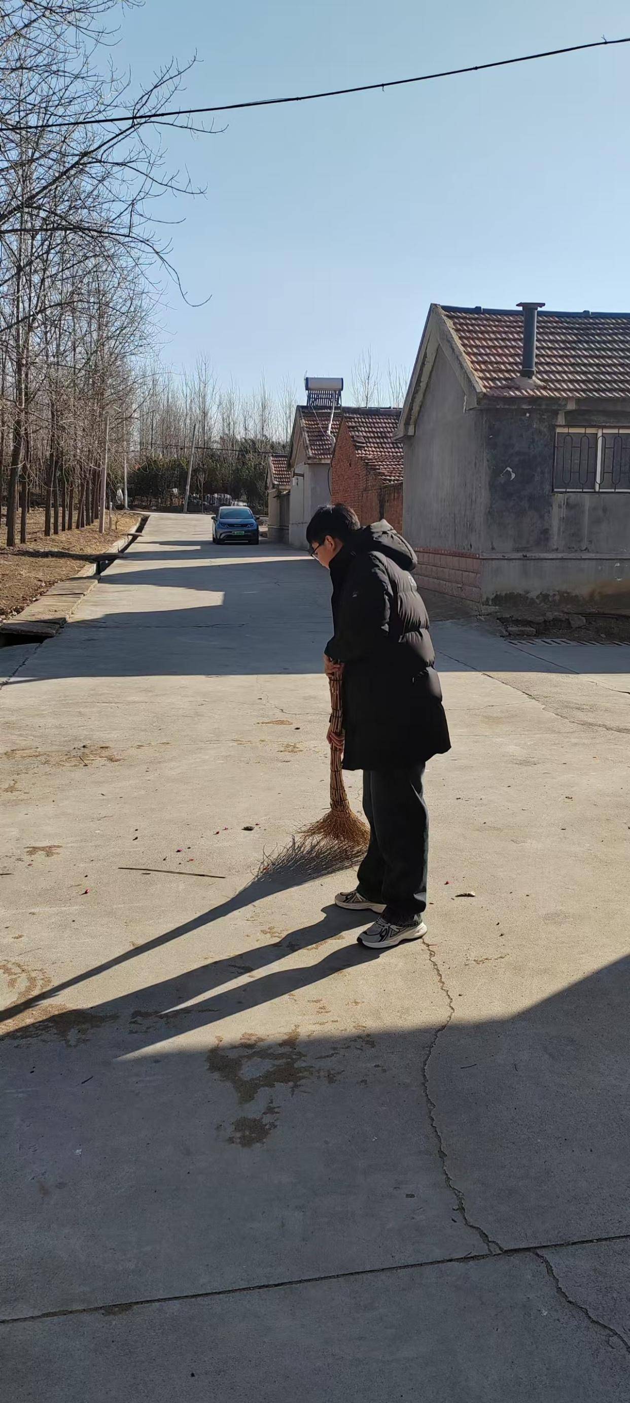 社区志愿者组织开展打扫卫生社会实践活动,倡导环保和文明生活