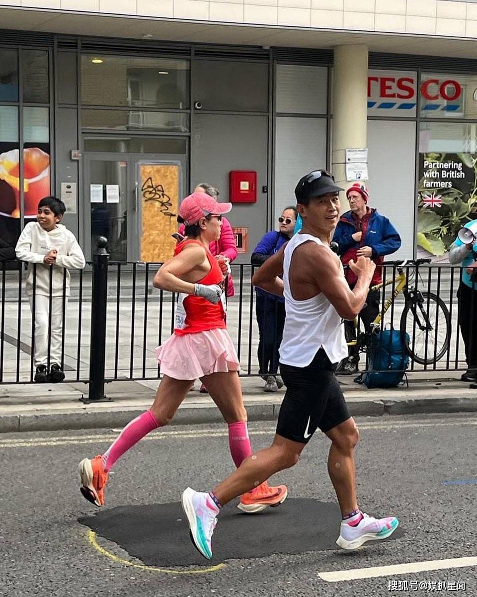 电台巨人林海峰贴童年照,40年不变童颜撞样游学修,宠妻27年成佳话