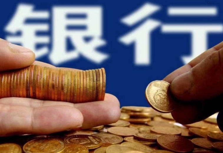 利率下行、理财亏损：储户在银行投资的新挑战，银行存款利率下降且理财风险上升，多元化配置成关键