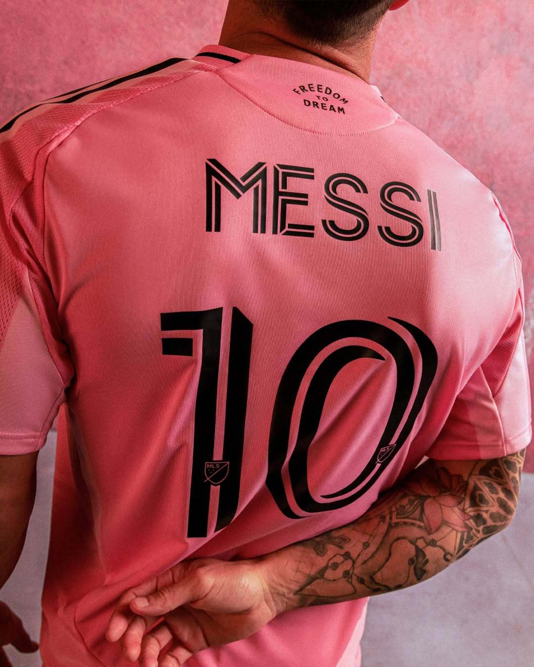 新款"euforia"主场球衣以"浅粉色"为底色,搭配时尚的黑色点缀,忠于