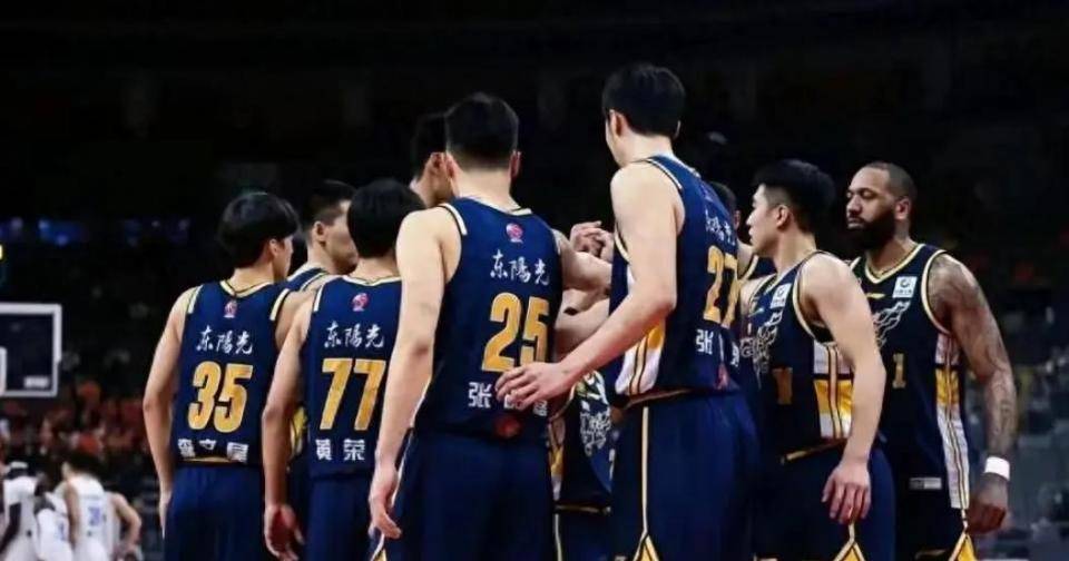 越来越近！广东新援已到香港 杜锋等来完整阵容