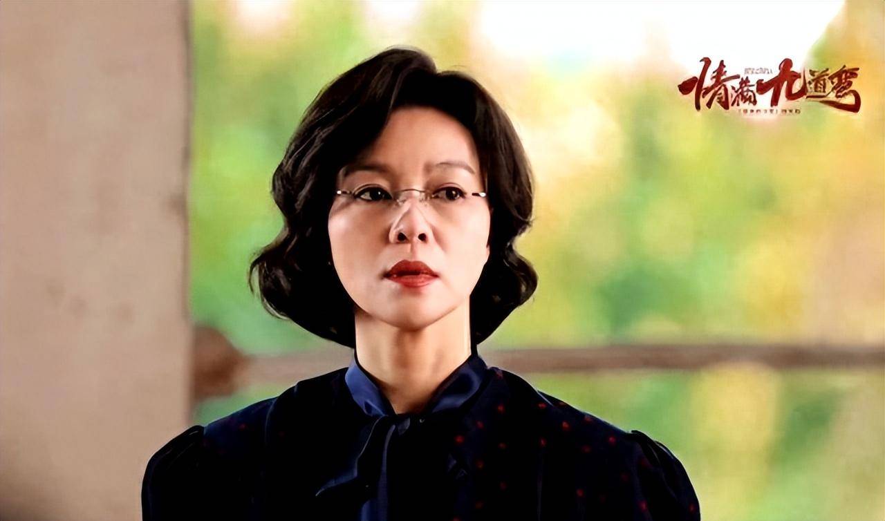 她是国民妈妈,二婚嫁著名作家,两个女儿漂亮有才,53岁越活越美