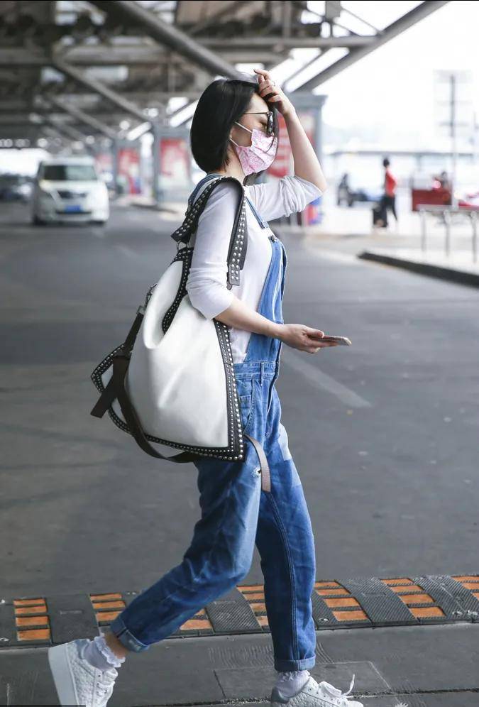 许晴把机场当秀场,本以为穿紧身衣配大妈丝巾会土,结果被她穿出时尚感