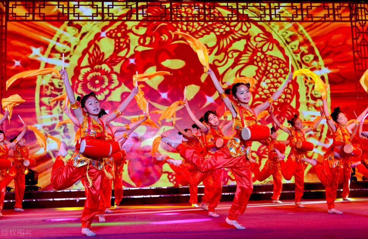 央视蛇年元宵晚会：主持人阵容稳定，节目呈现五大特点