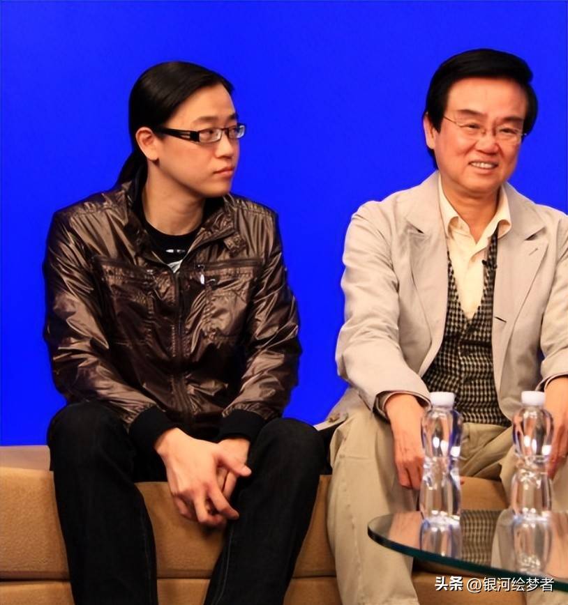 黄百鸣是香港影坛的资深导演,拍摄过多部经典的作品,年轻时候还在自己