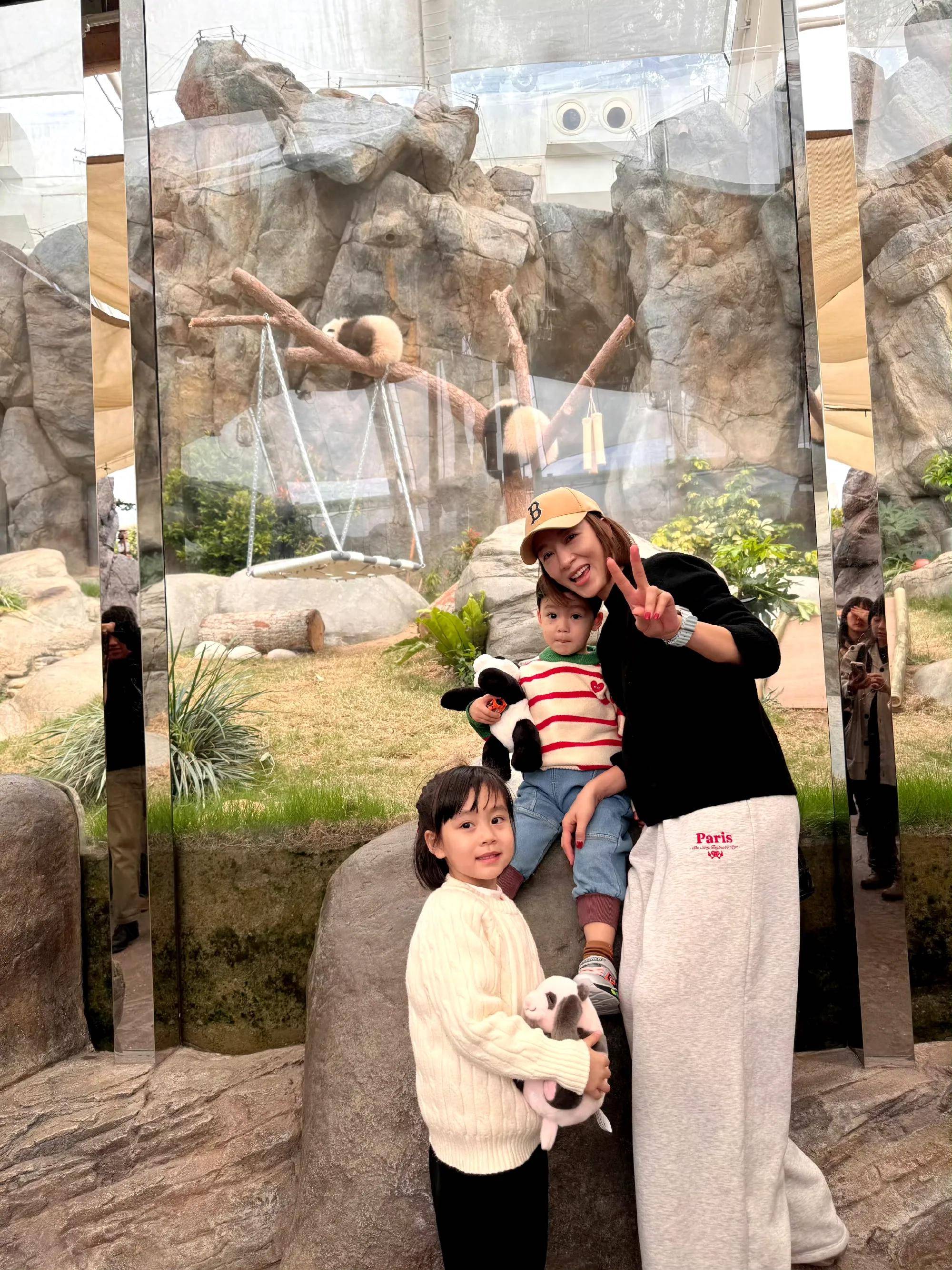 杨怡夫妻带孩子看龙凤胎大熊猫萌言萌语眼睛大颜值高乖巧挺好