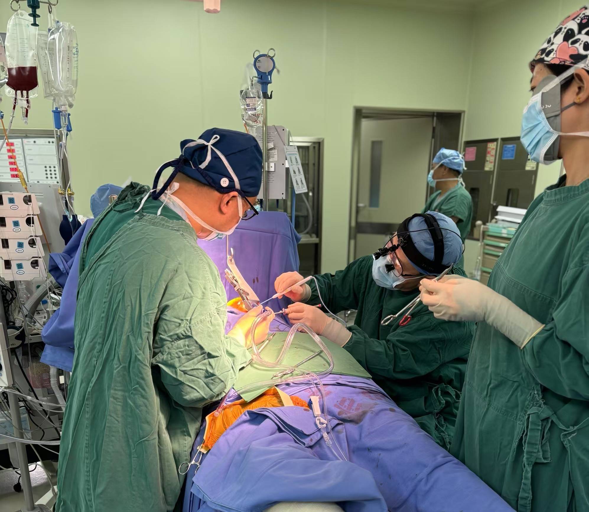 原来患者此前因冠心病曾先后进行过3次冠状动脉支架置入术,冠状动脉里