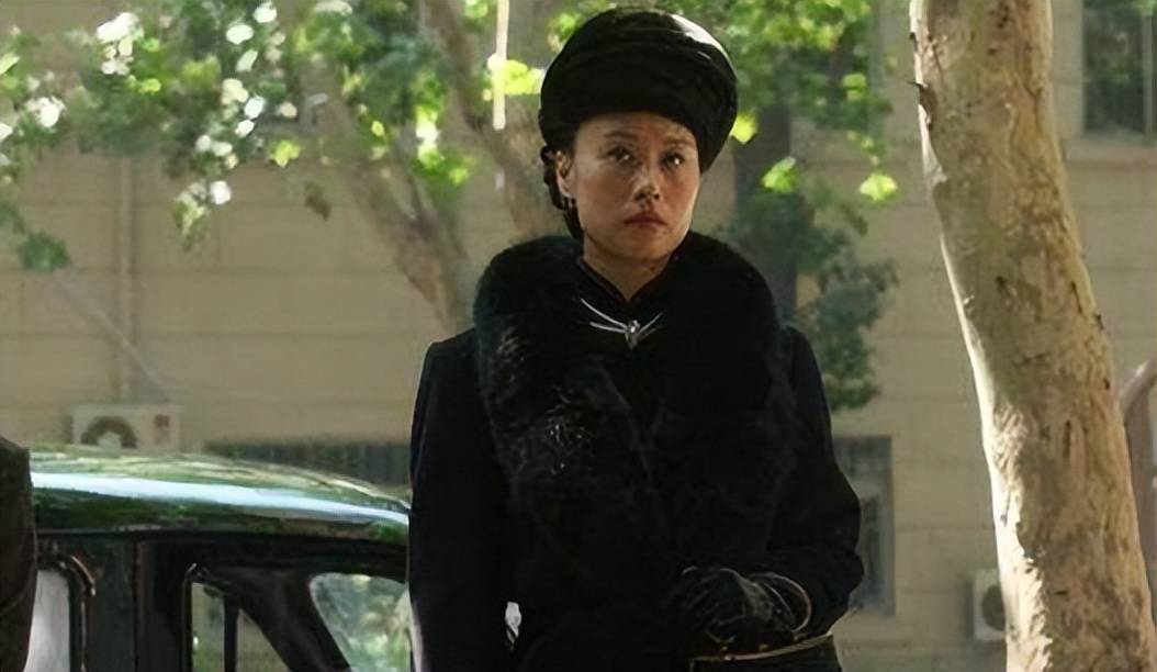 有了这次经验,她之后又被邀请到《建国大业》里饰演宋美龄,又是不一样