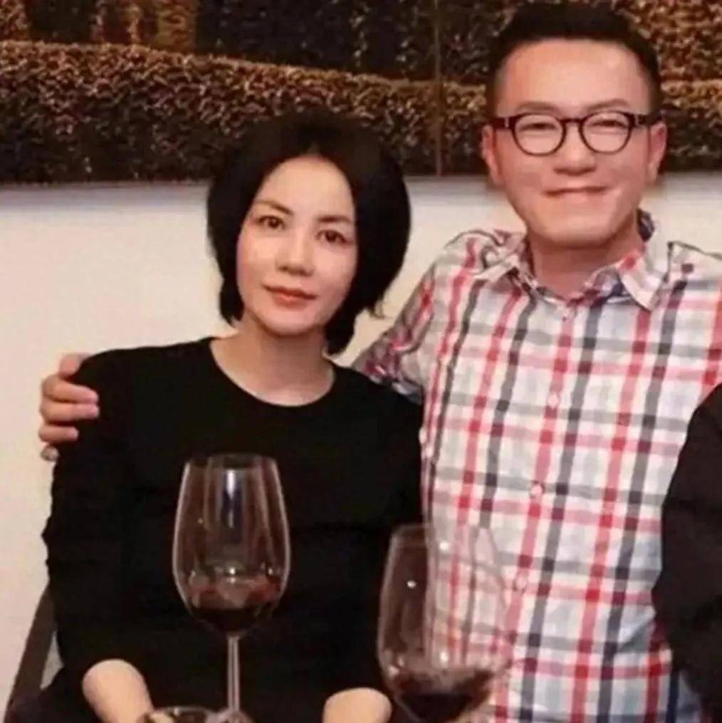 55岁王菲与男友人喝酒聚会,穿纱衣依偎肩头微醺脸红,侧颜美的像20岁!