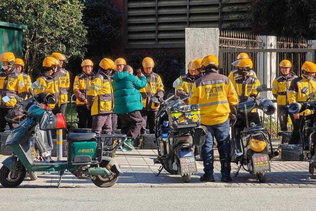美团给骑手买社保，成本难题待解，美团跟进京东给骑手买社保，资金来源成谜