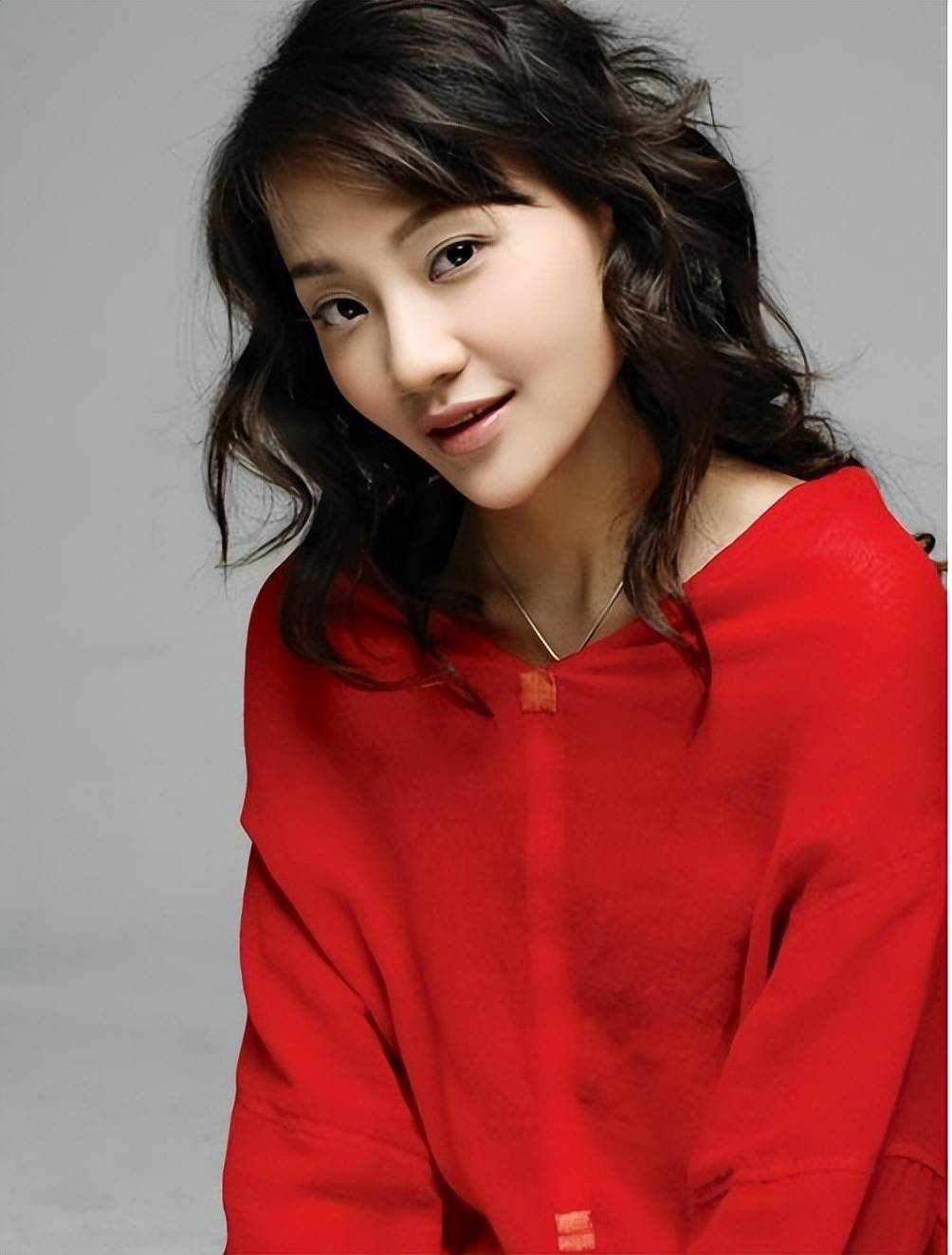 红颜薄命潘星谊因滑倒撞碎鱼缸身亡葬礼上姚晨哭成泪人