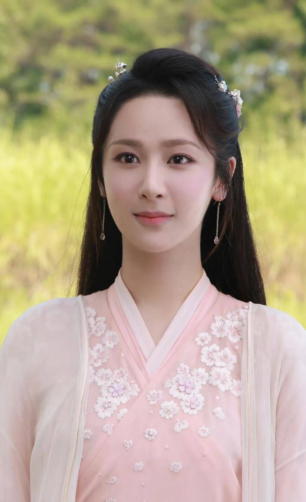杨紫现在这个样子,应该不会再有人说不好看了吧,真是红气养人