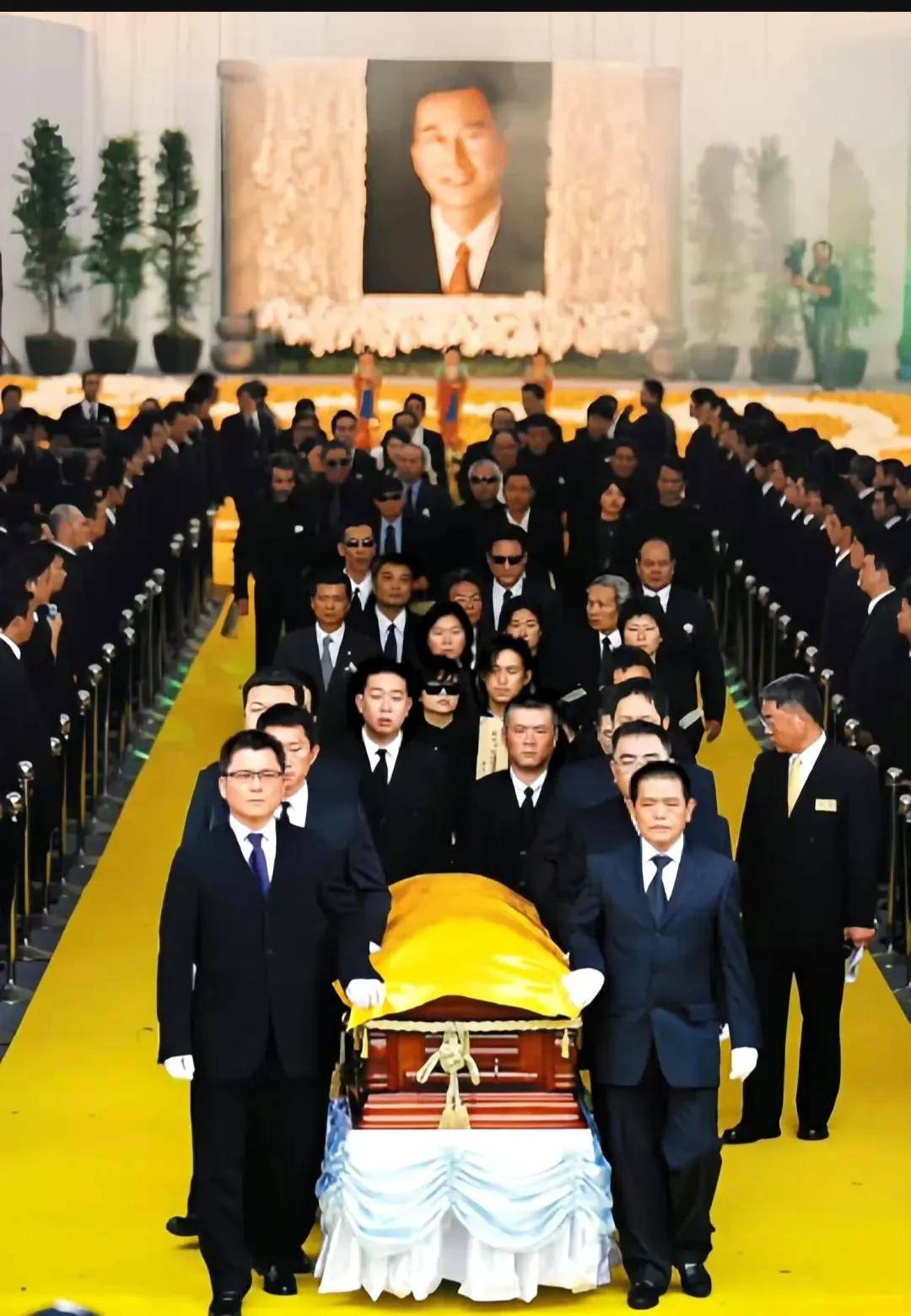 2007年陈启礼的葬礼上的镜头各派帮会人马齐聚哀荣备至