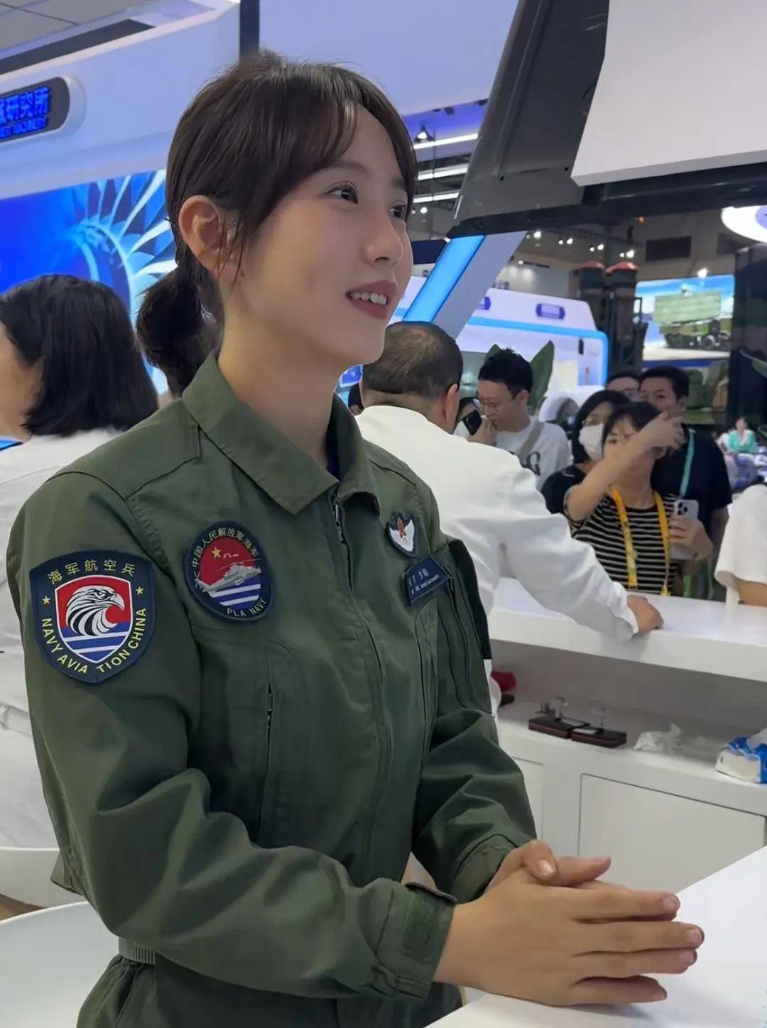 英姿飒爽,长得不比徐灿枫差