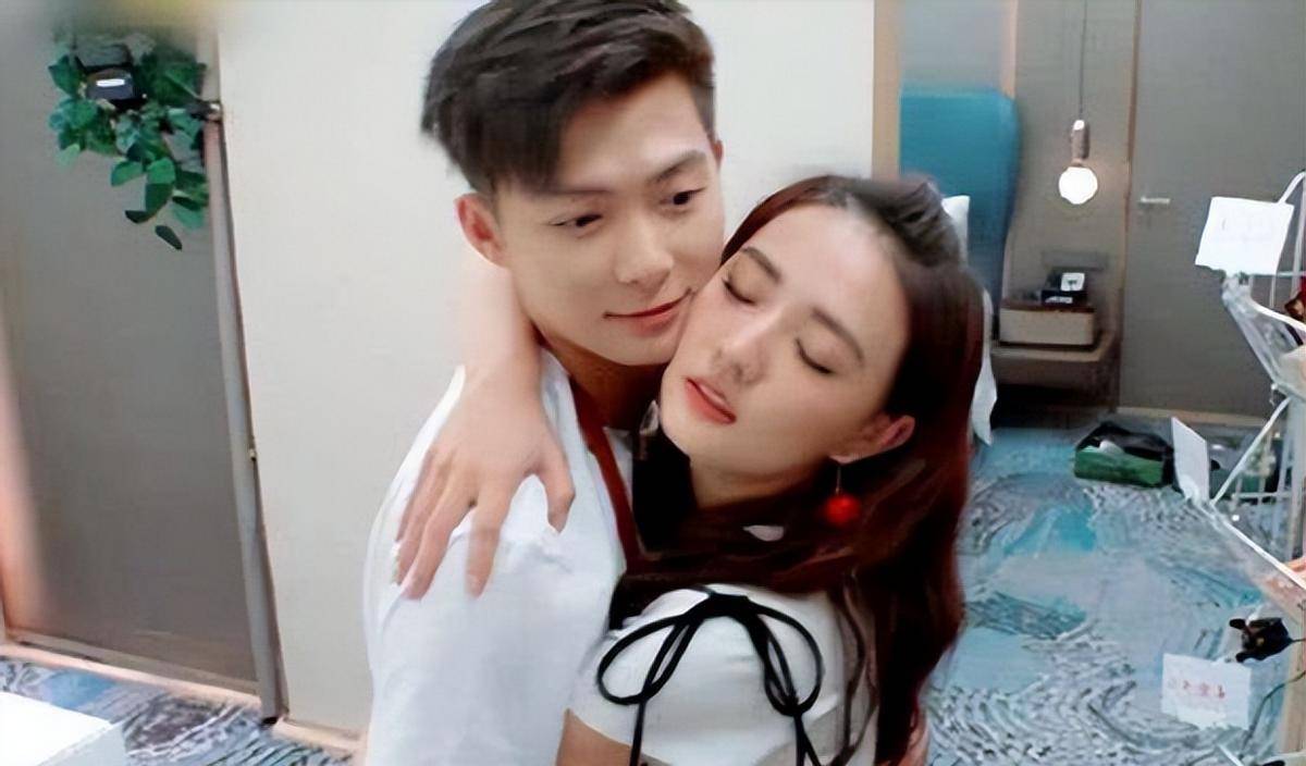 张铭恩疑似恋情曝光,与同行女子牵手逛街,举止亲密引发猜测