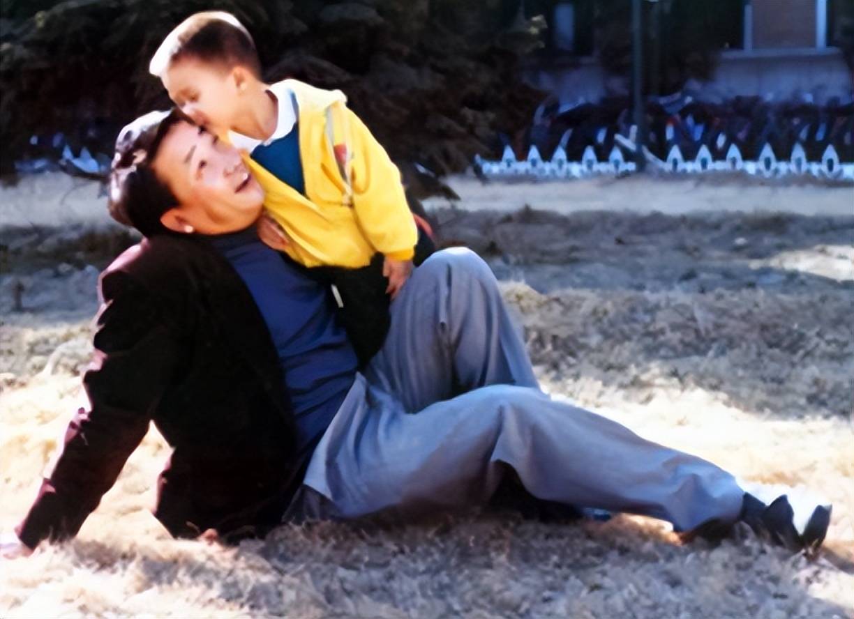 原创26年前让姜昆不顾家人反对带回家的6岁男孩姜河现在怎样了