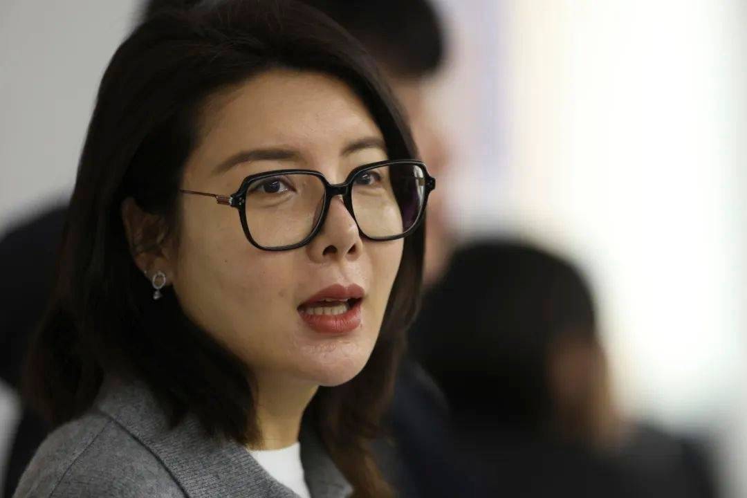 杜丽观战全国射击冠军赛 21年后,她脸上还有那抹熟悉的微笑