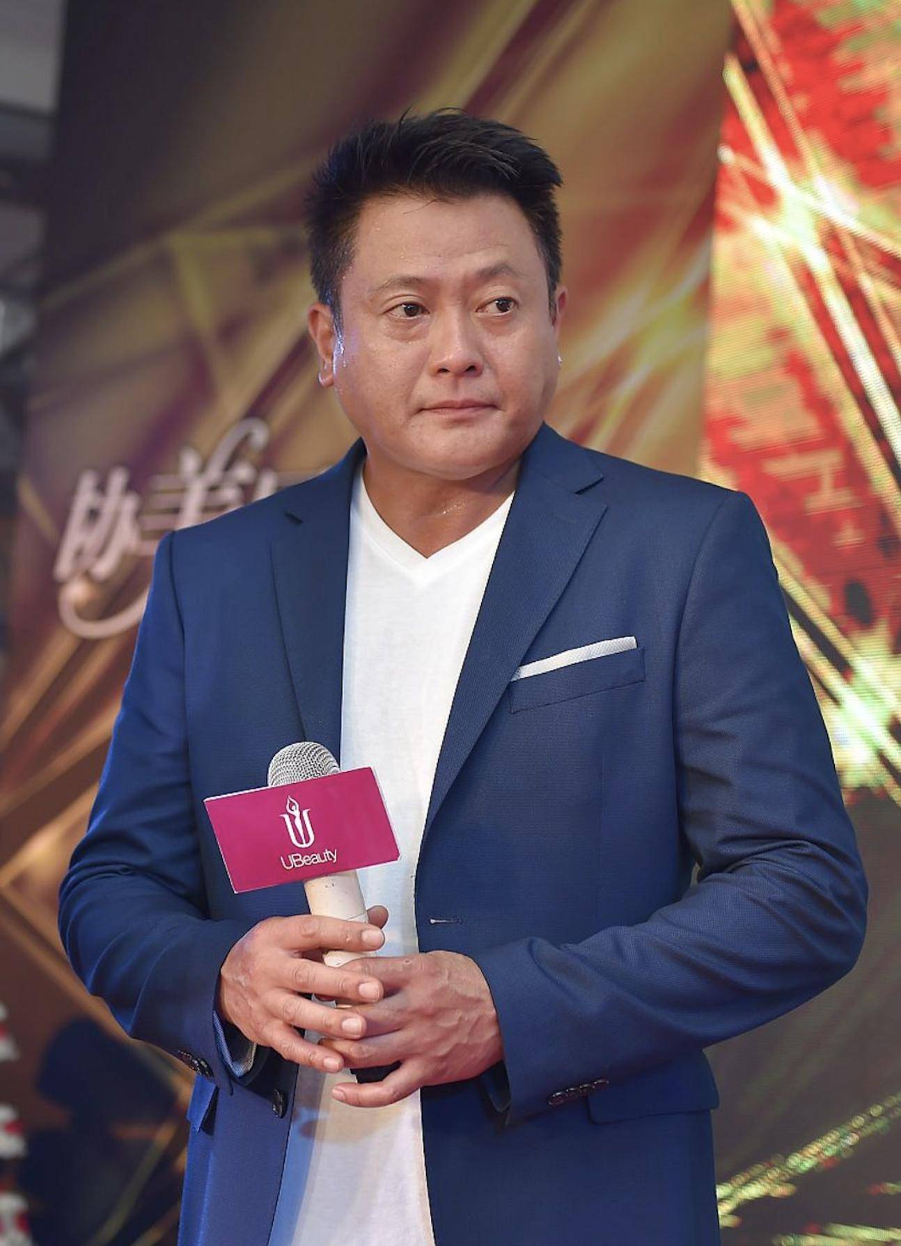 知名港星魏骏杰离婚后终身不娶,减肥成功颜值回春,双脚瘦成竹竿