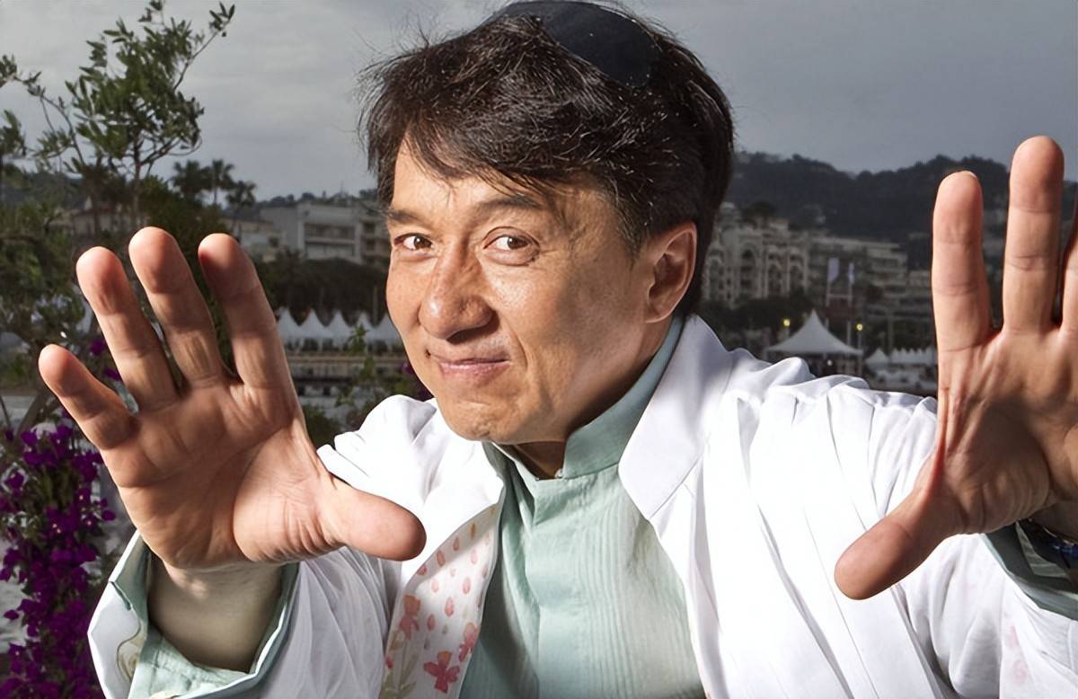 成龙的"人生污点"?女儿靠吃垃圾生活,儿子却住上亿别墅