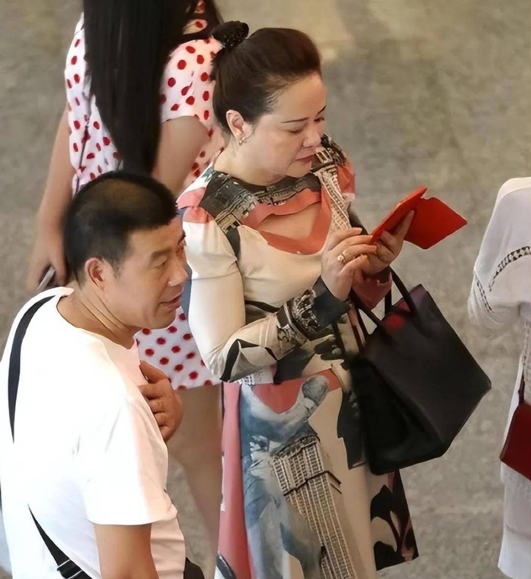 孙俪晒母亲同框照她留年轻时发型变温柔妈妈漂亮不显老跟女儿像姐妹