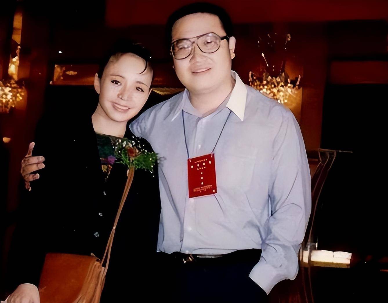 宋丹丹和富豪老公牵手逛街终于懂了她当年为啥离开英达