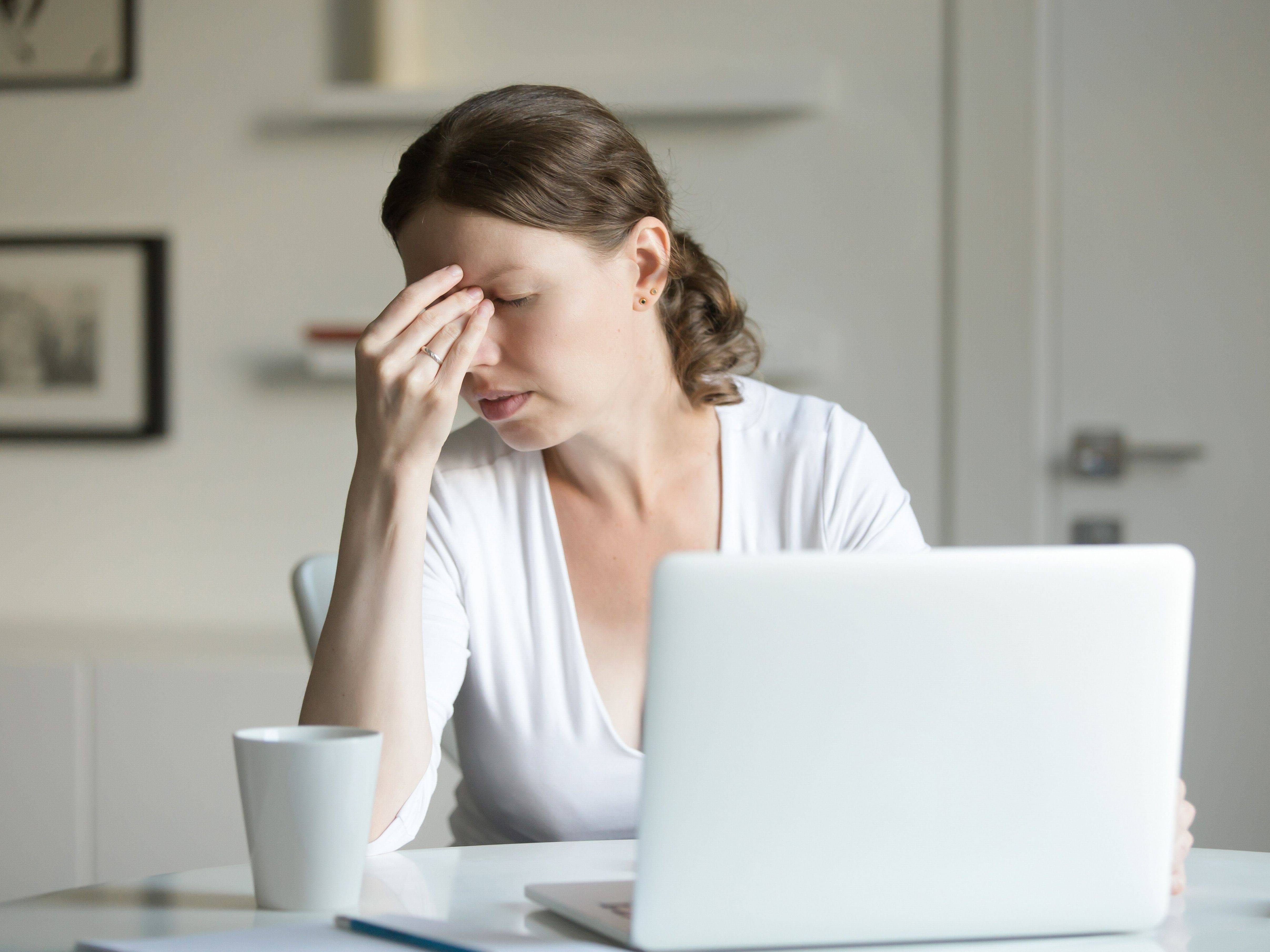 不振,骨脊疼痛酸软,欲伸懒腰而不得,甚至梦遗精滑,潮热出汗,脚膝无力