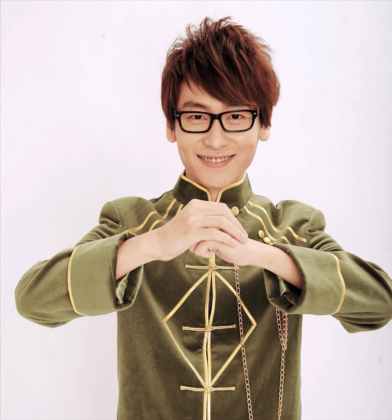 以前那个能说会道的主持人,现在成天琢磨着卖货套路,这画风变得,让人