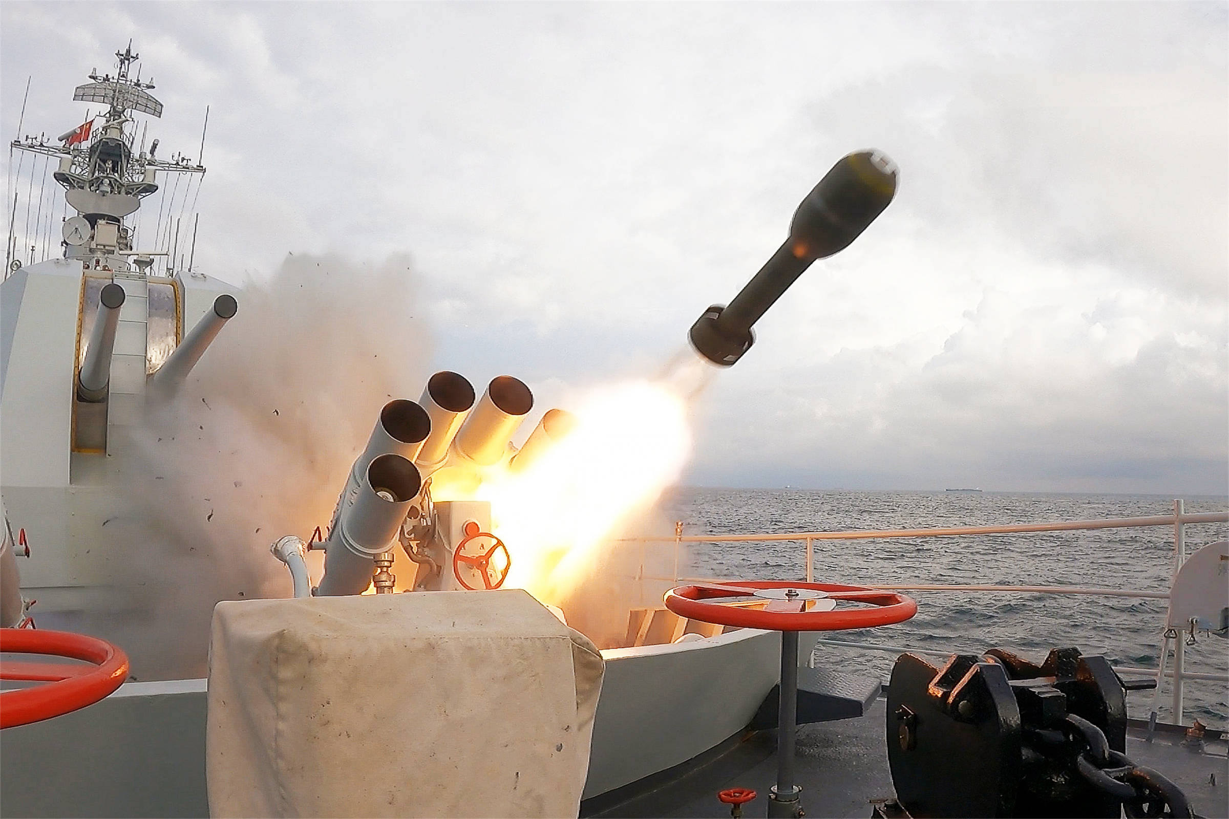 解放军突然划下禁区,大批舰机实弹射击,台当局抱怨没提前通知