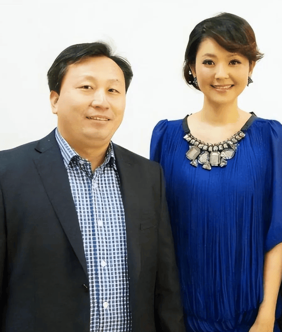 央视主持人方琼，28岁闪婚相亲对象，夫妻分居多年生一子，51岁依旧年轻貌美_杨扬_工作_河北电视台