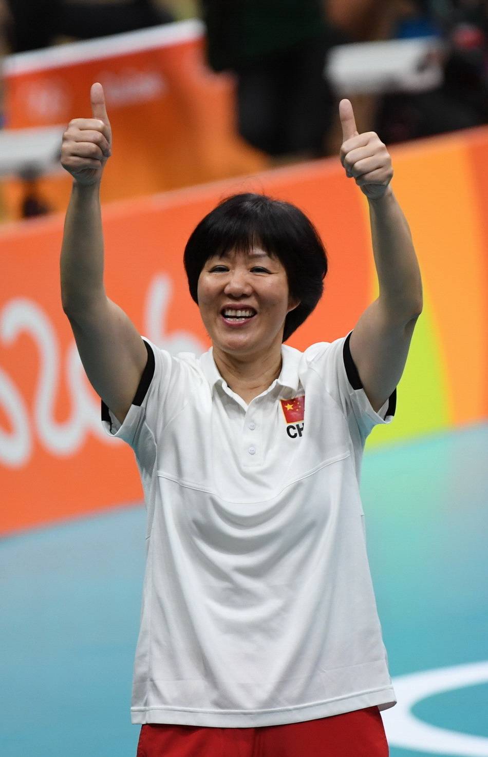 65岁郎平模样大变长发化妆年轻10岁全家定居美国功勋教练