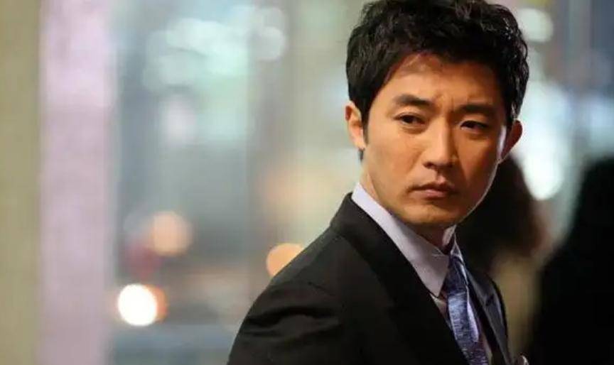 他曾是韩国娱乐圈顶流,在中国也深受欢迎,如今54岁仍帅气如初_安在旭