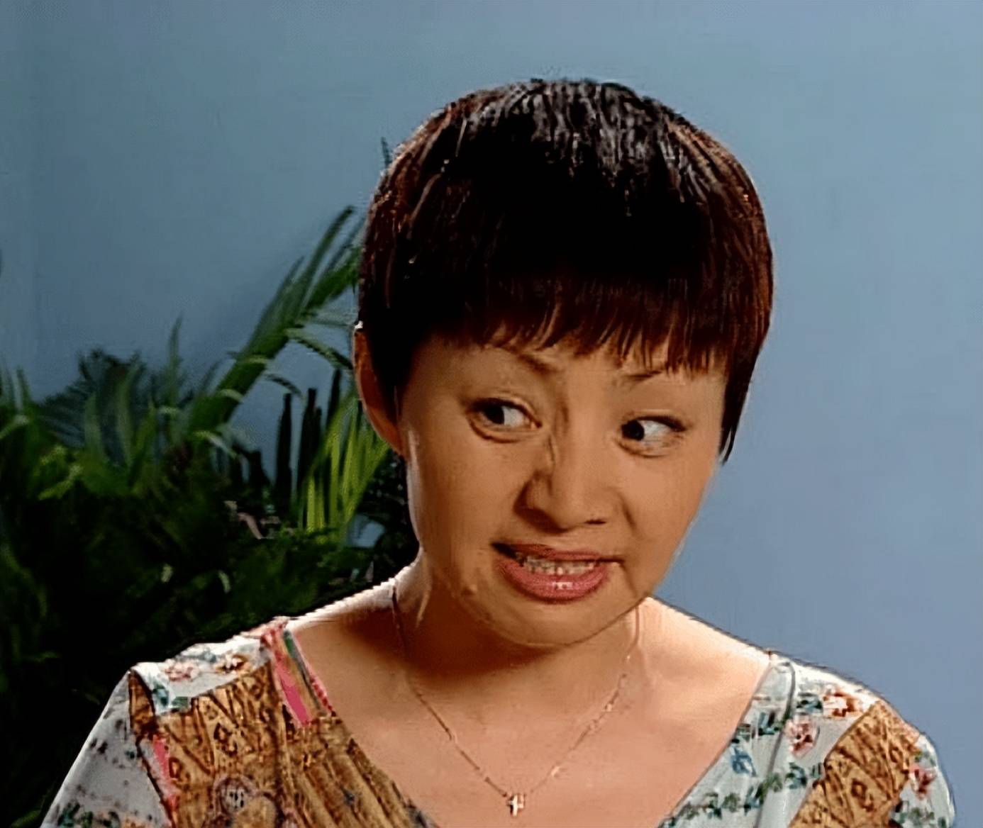 宋丹丹和富豪老公逛街被偶遇,她大背头帅似小鲜肉,手牵手好甜啊