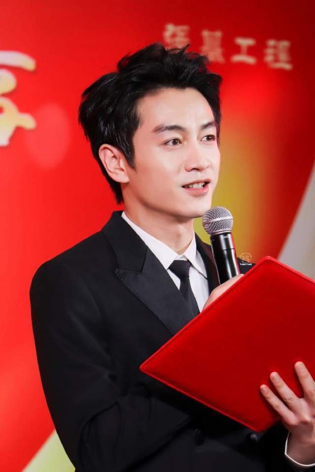 37岁陈晓离婚后意气风发,穿西装年轻帅气,网友:眼里真的有光了