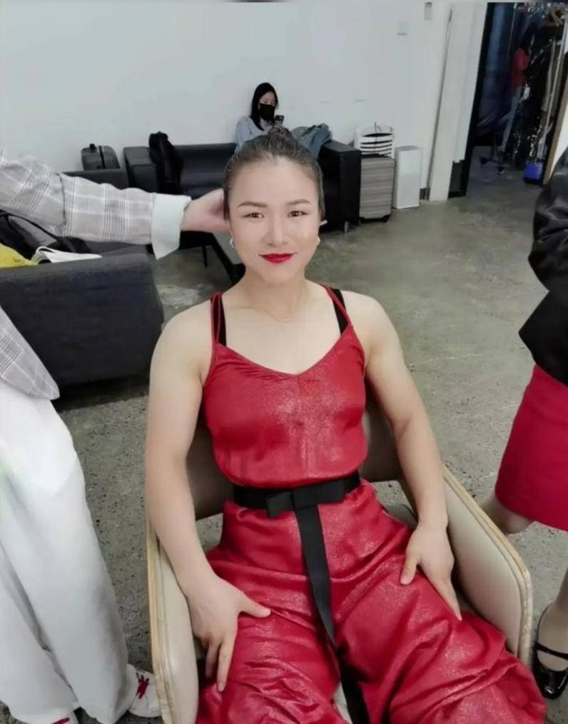 张伟丽的UFC传奇：从北漂打工妹到草量级冠军的奋斗之路