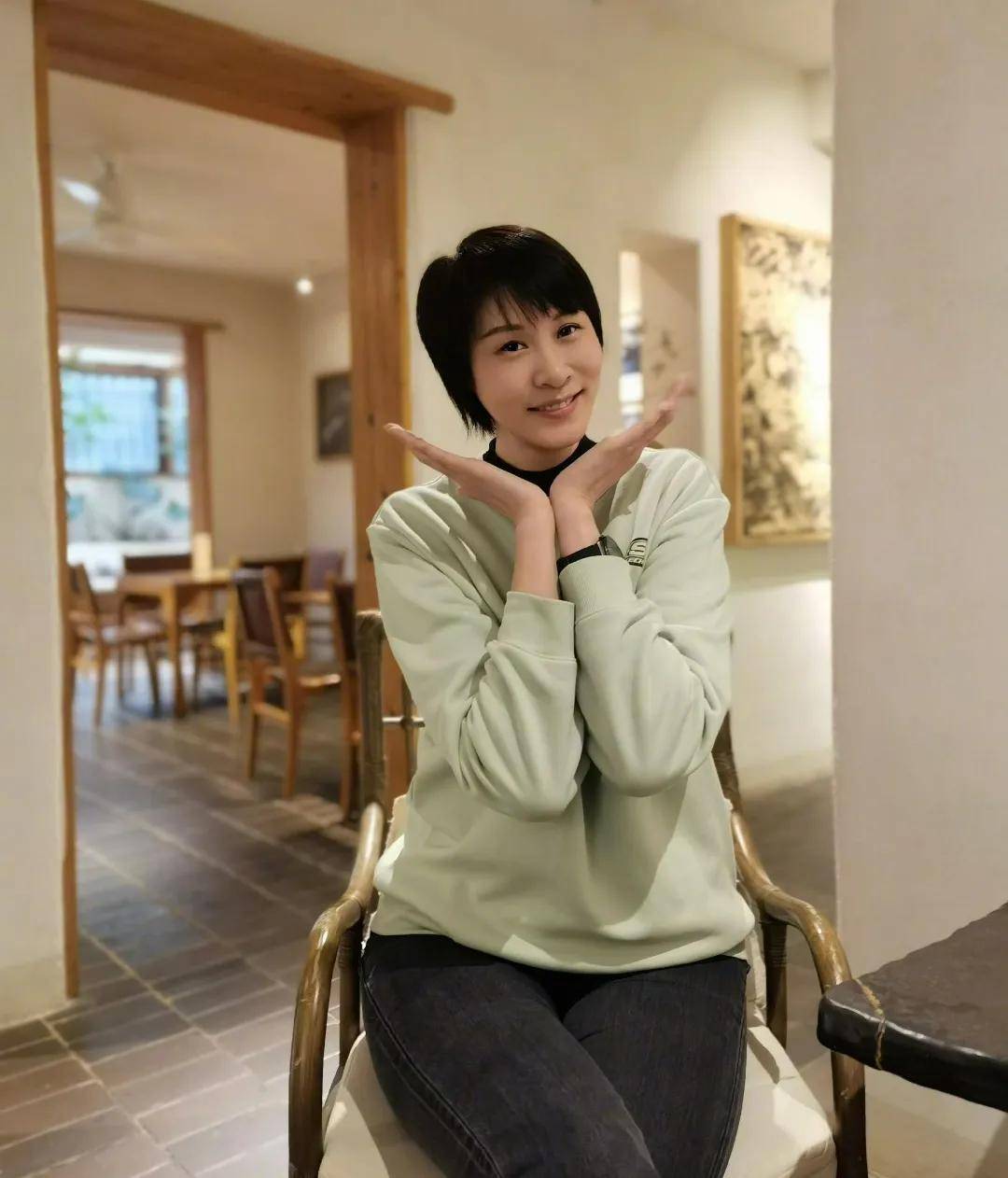 "排球女神"赵蕊蕊罕见现身新岗位,44岁单身,身材高挑,很漂亮