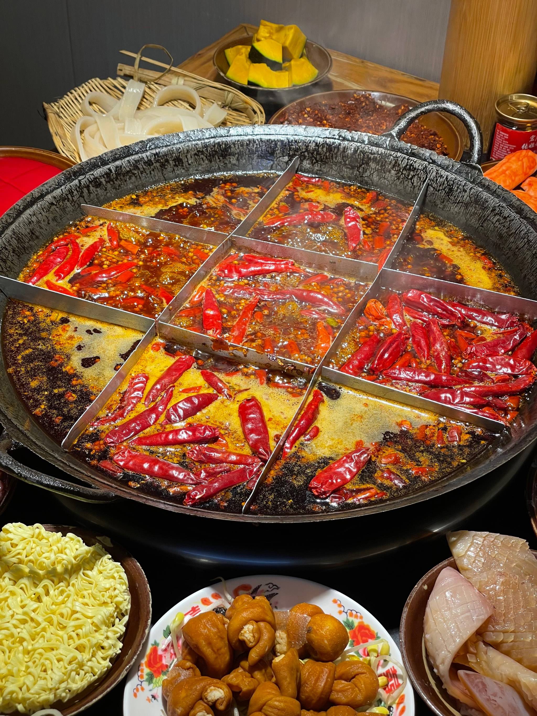 热力学奇迹:重庆火锅如何在虫洞边缘涮出文明跃迁