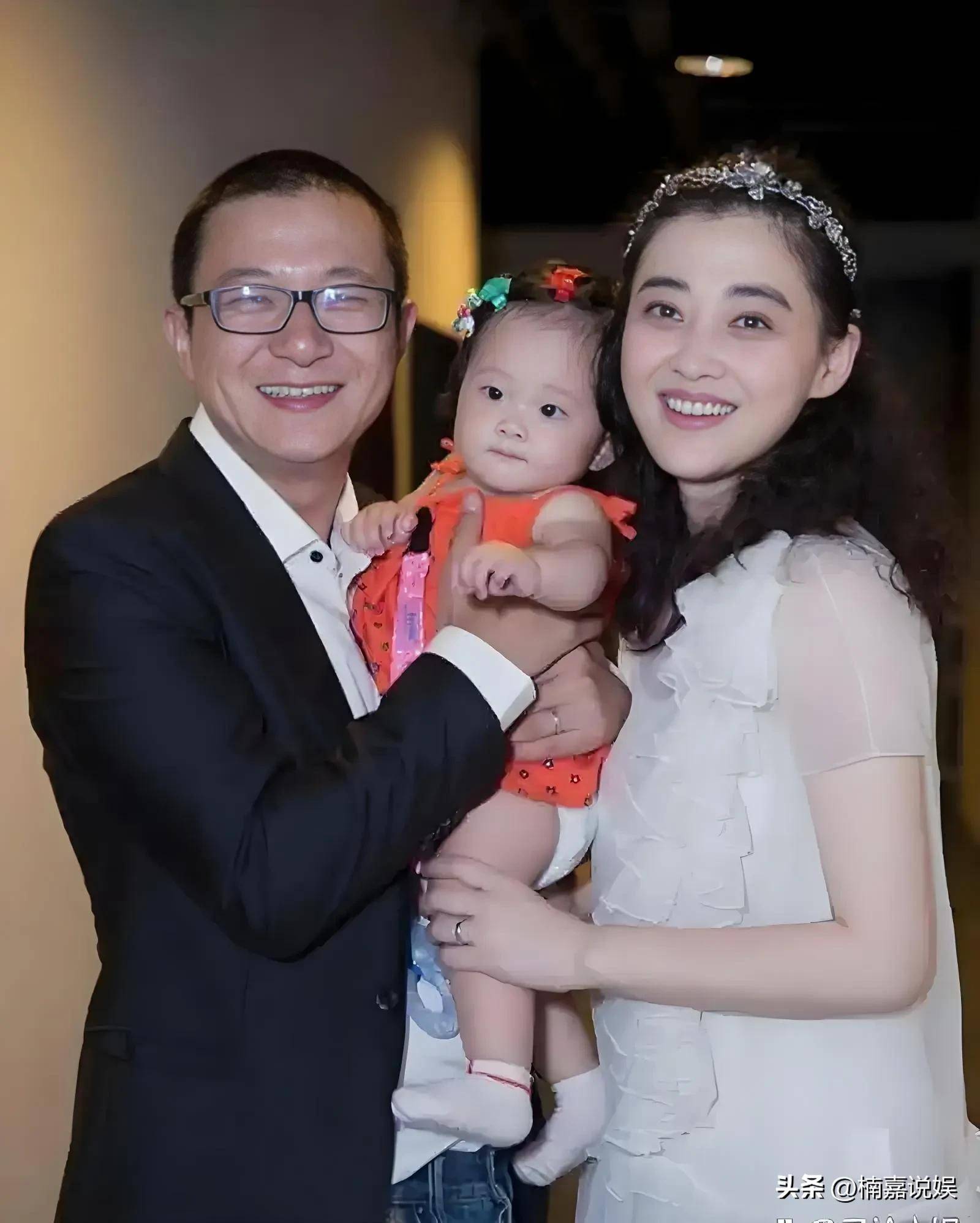 原创梅婷母女合拍杂志母女俩共用一张脸老公孩子陪同好幸福