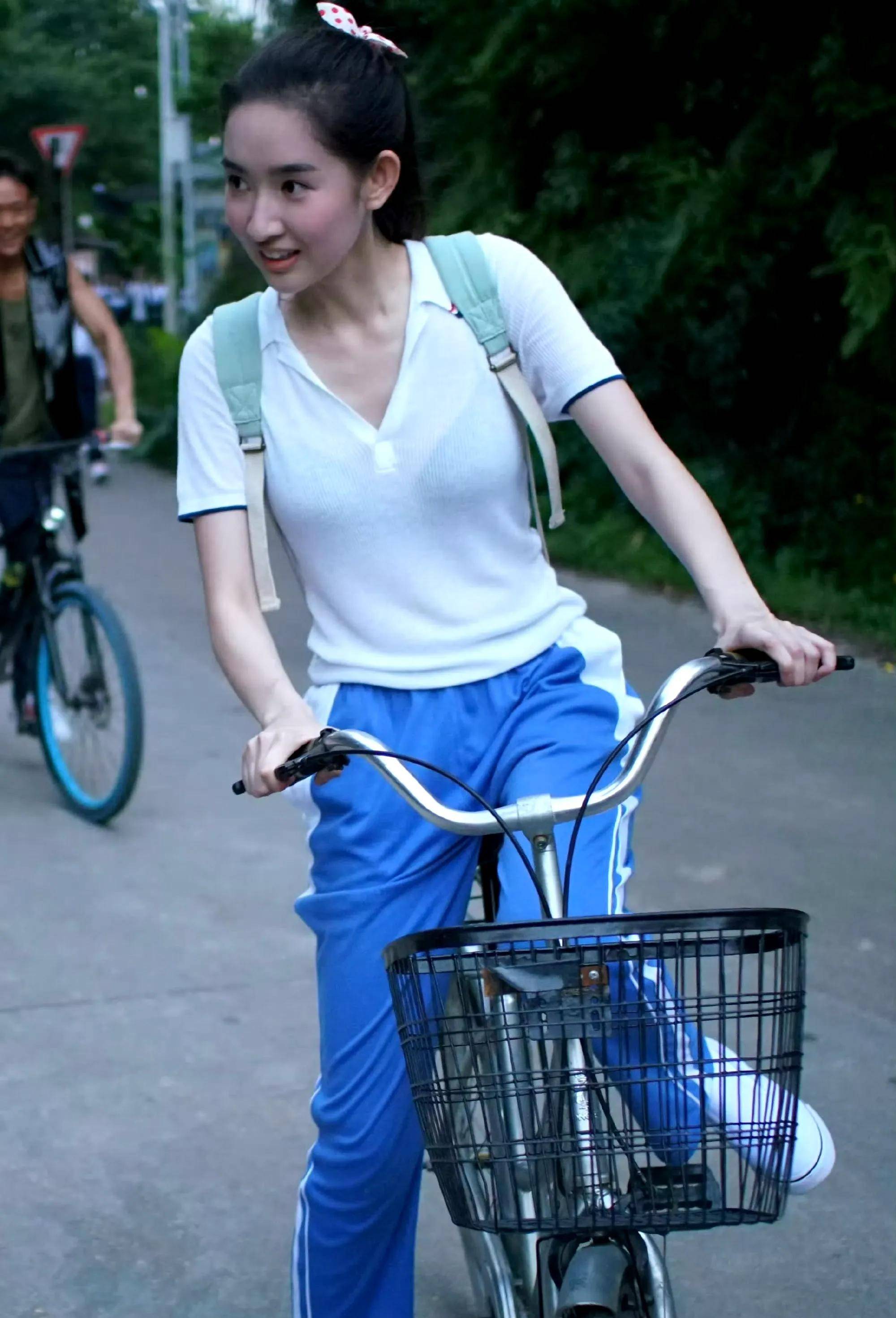王玉雯内衣若隐若现,校服成了透视装,试问谁穿过这样的校服啊!