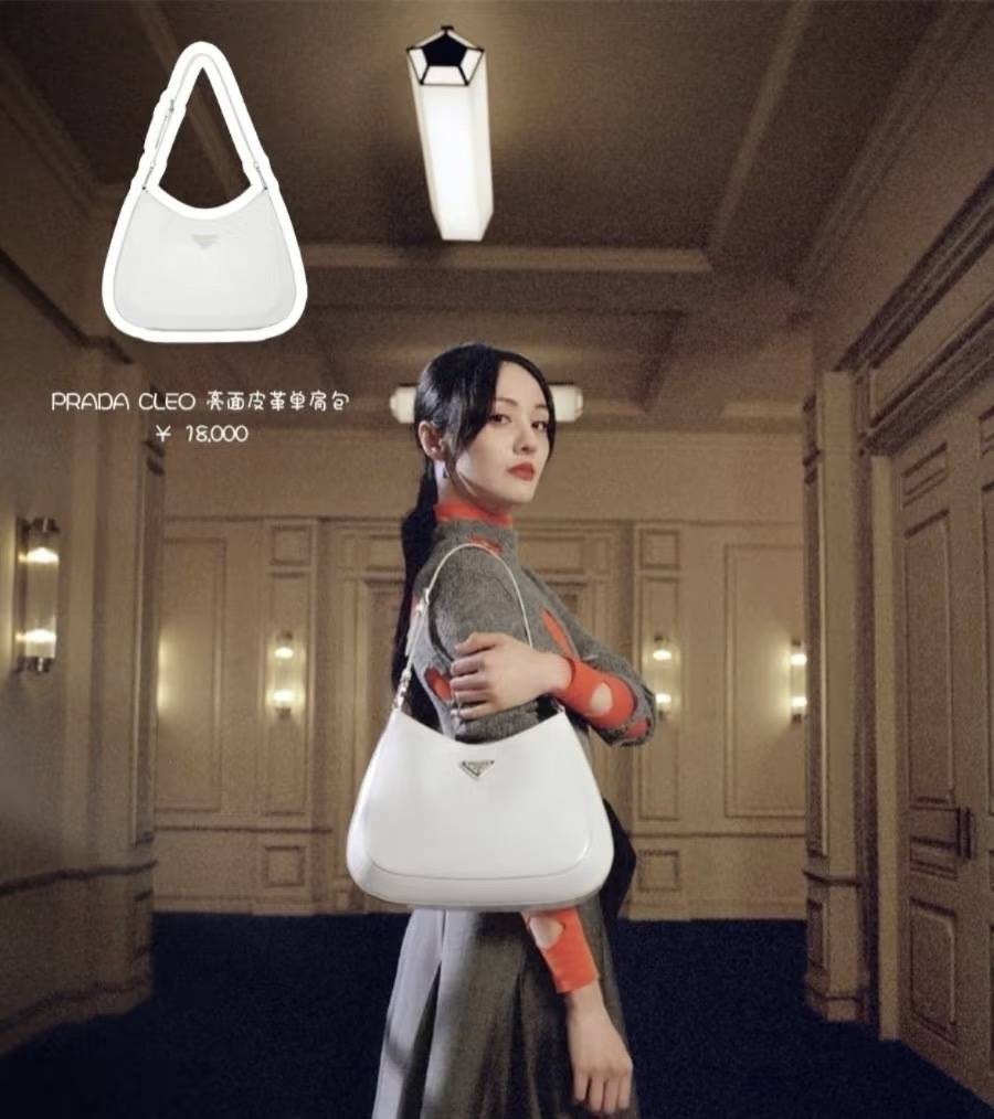 郑爽,这位话题女王也曾是 prada 代言人.起初合作顺利,宣传效果不错