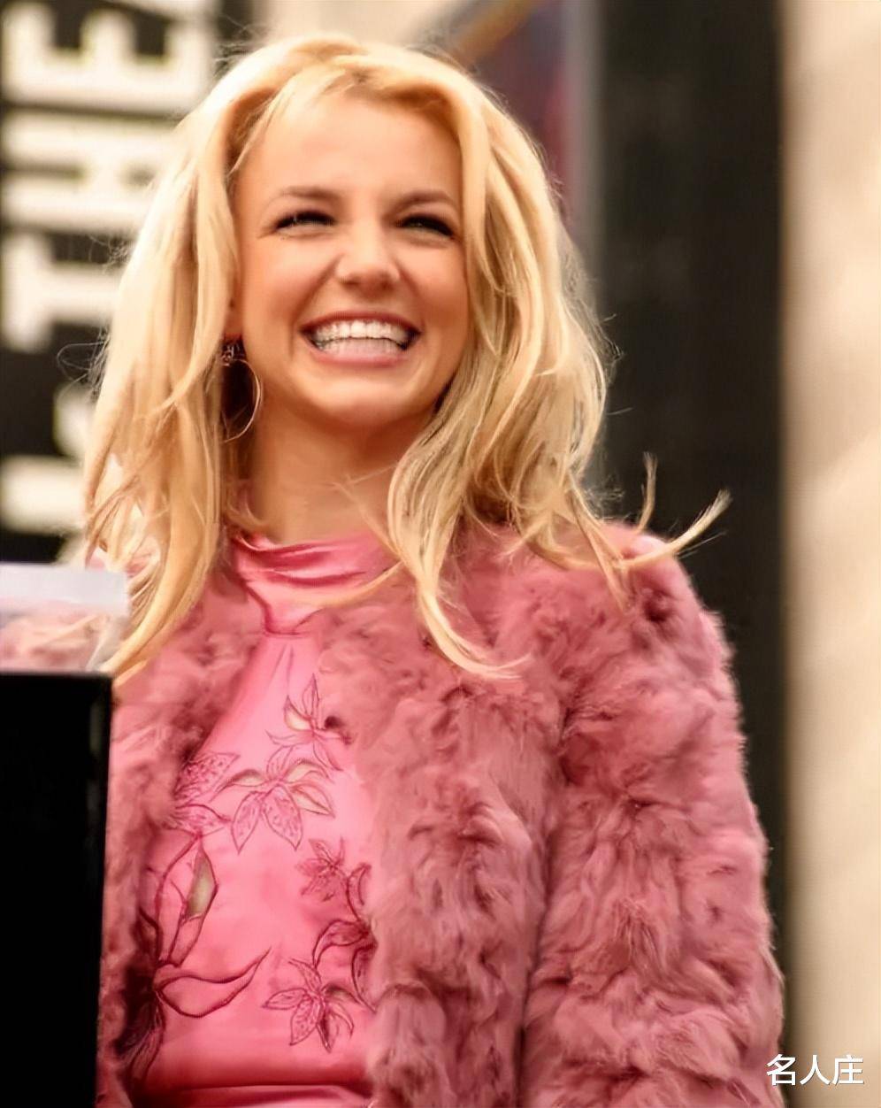 布兰妮的悲剧人生：被父亲控制13年，体内装节育器，44岁仍单身_搜狐网, image size:996x1252