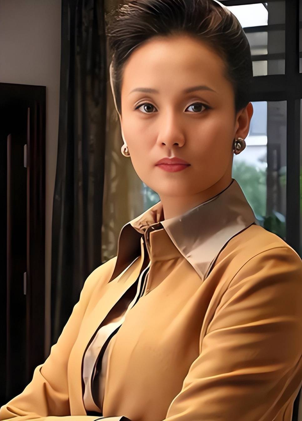 "儿子"是当红明星,"女儿"是奥运冠军,56岁的她才是人生赢家_李颖_母亲