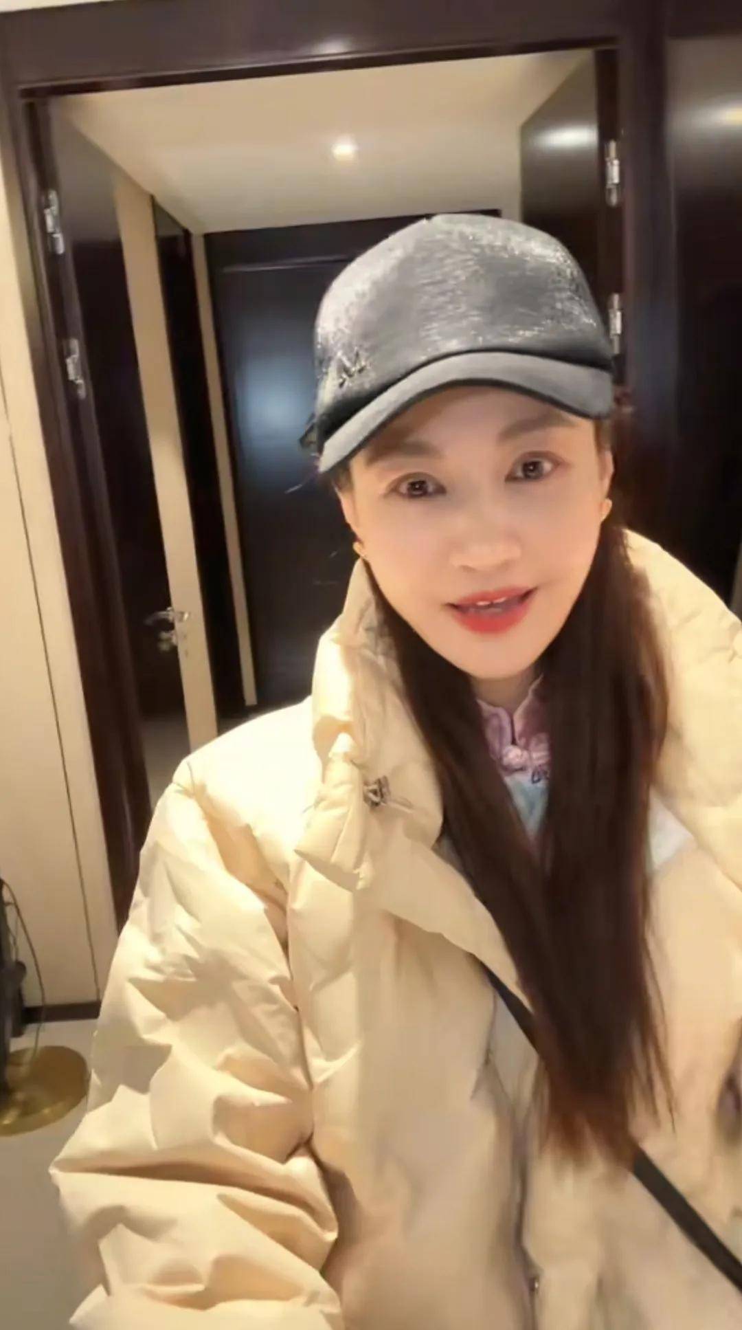 原创            演员杨雪定居南京，在豪宅养一条宠物狗 九只宠物猫 外加一只小鹦鹉