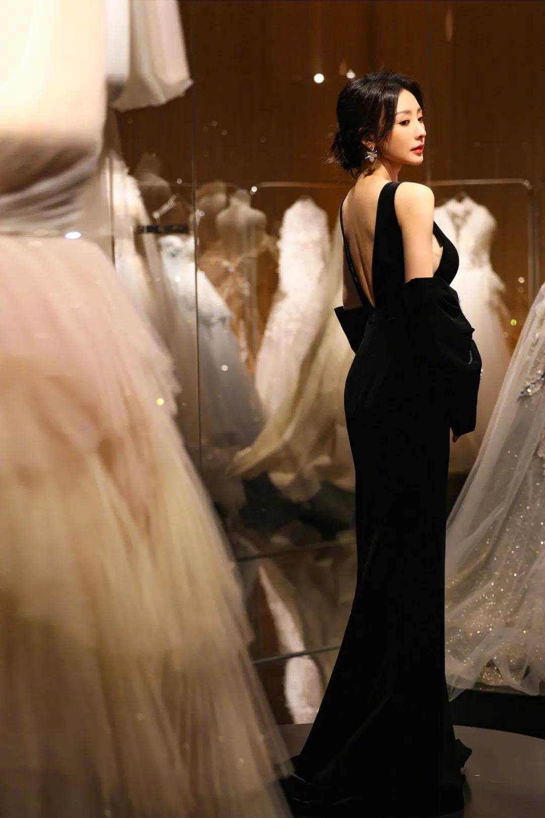 柳岩深v长裙亮相活动,性感造型再次惊艳全场