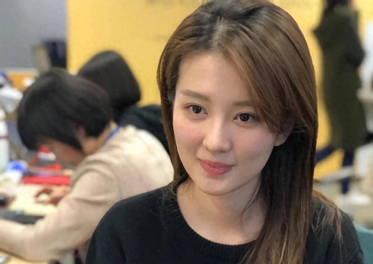 乔欣和老公喝咖啡被偶遇,老公颜值一般有点小胖,和杨洋没可比性