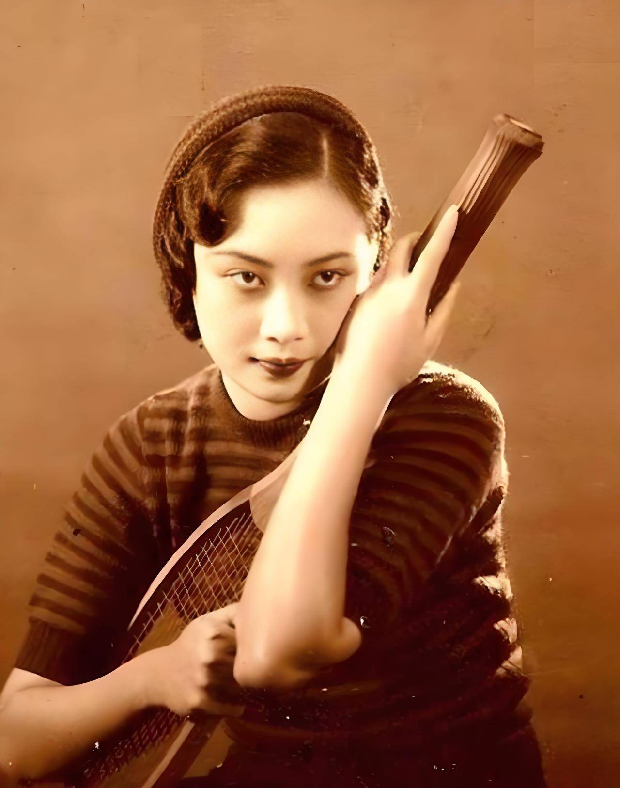 1933年3月,上海《明星日报》评选电影皇后,胡蝶以21334票获得第一名